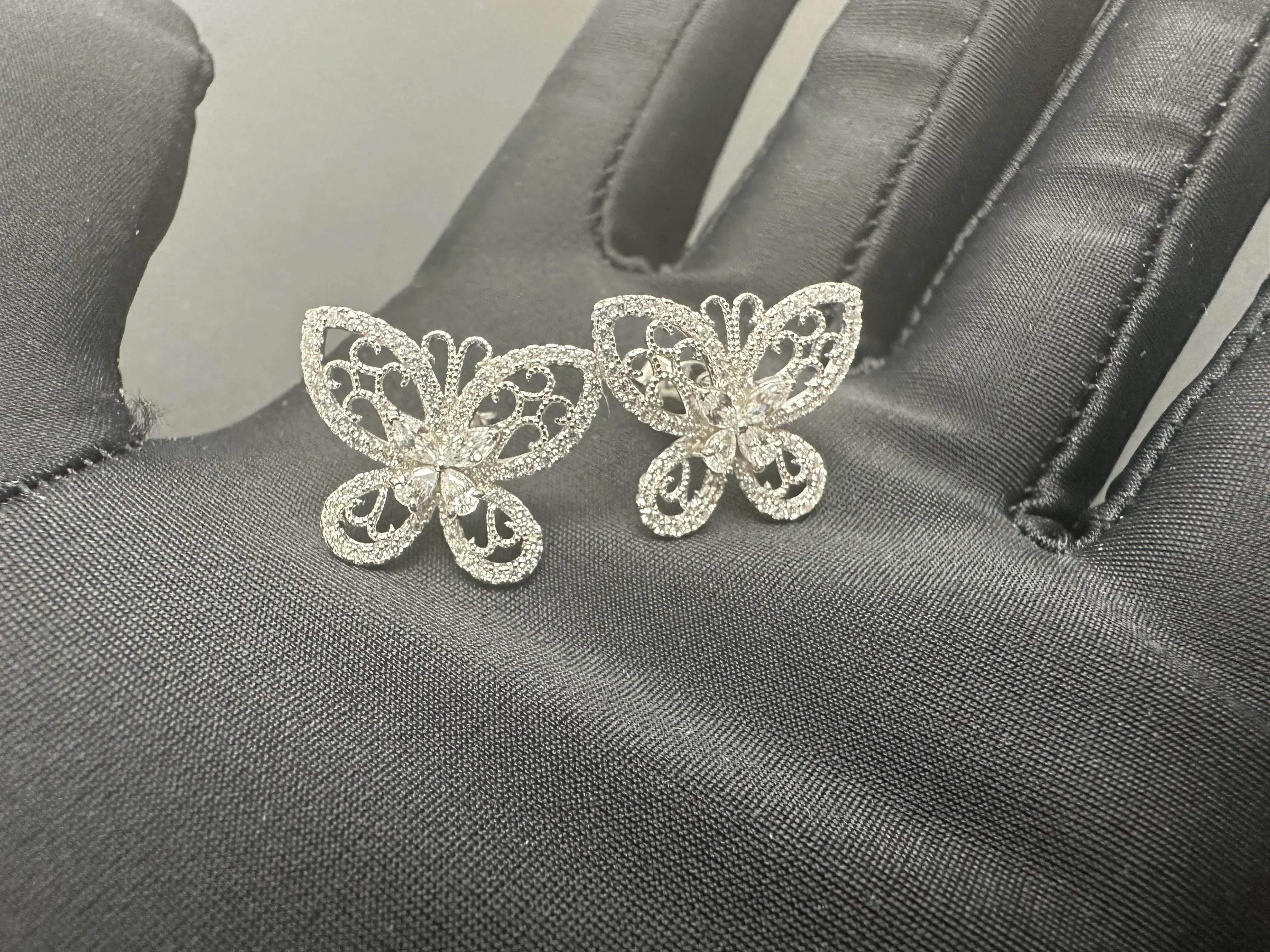 Boucles d'oreilles en argent regardé 925 avec diamants papillon, affichage gracieux, jolies boucles d'oreilles de créateurs exquis, photos réelles de selfies, produits