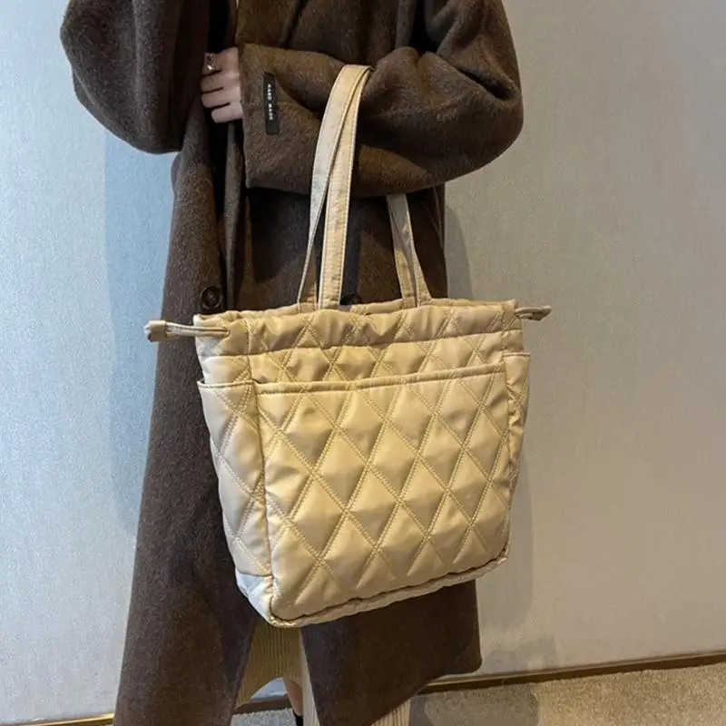 

Stylish Nylon Shoulder Bag for Women Large Capacity Tote Bag for Fashionable Commuters and Shoppers 20CA