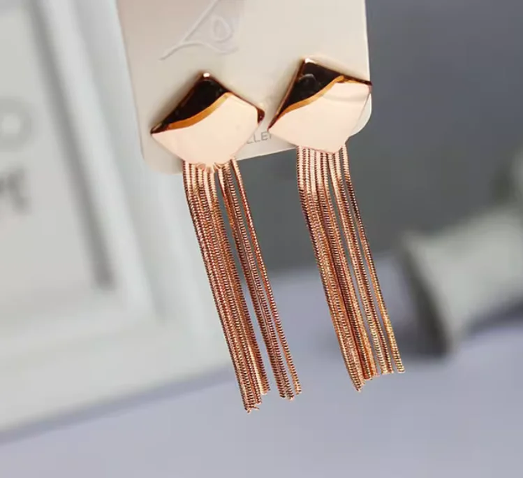 Boucles d'oreilles en diamant géométrique avec chaîne serpent exquise et élégante avec des pompons élégants et animés, boucles d'oreilles polyvalentes