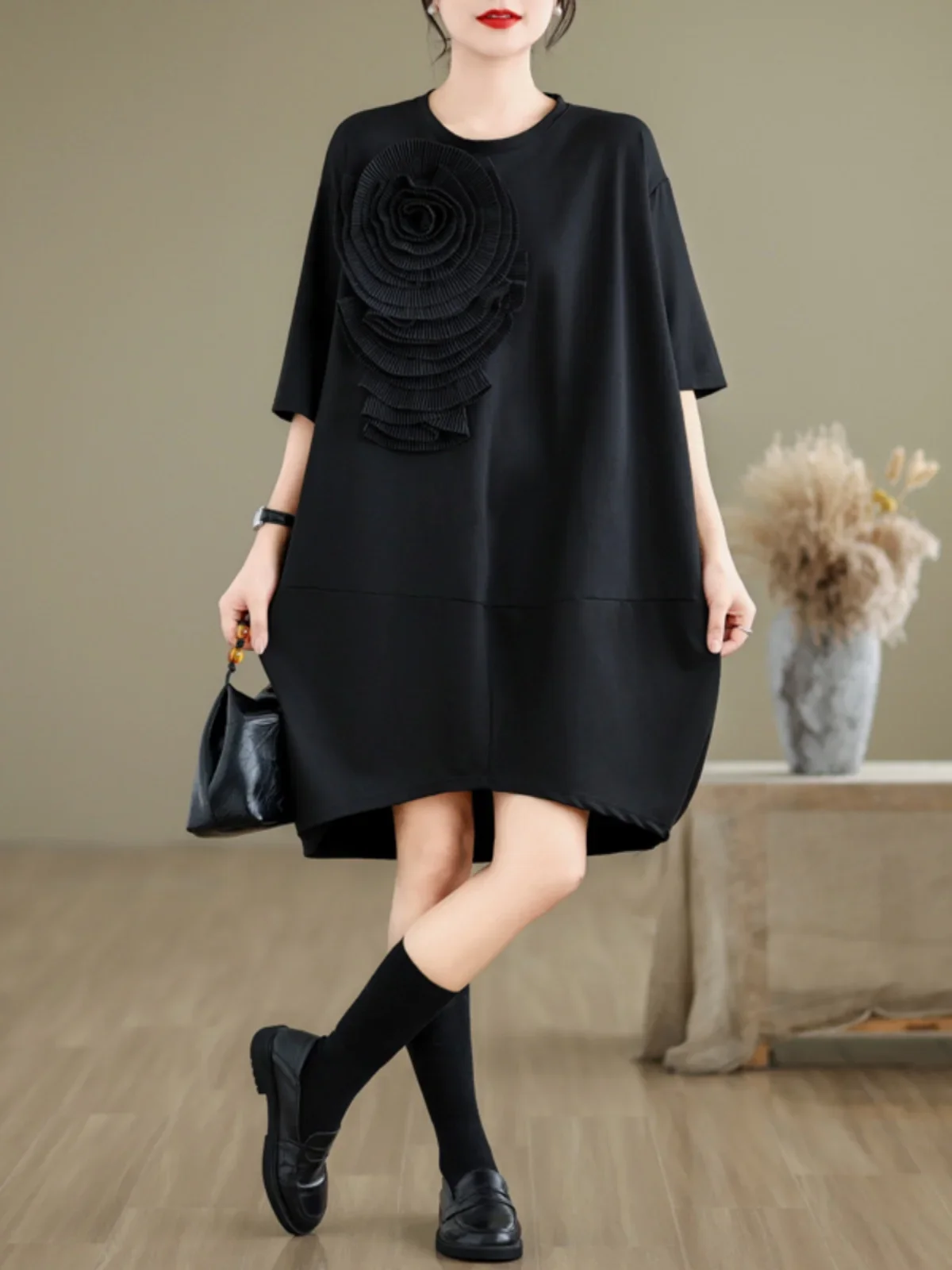 Abito da donna Fiori irregolari Fiori T-shirt casual allentata Abiti Asimmetria Moda Abiti estivi neri Donna 2025 Nuovo