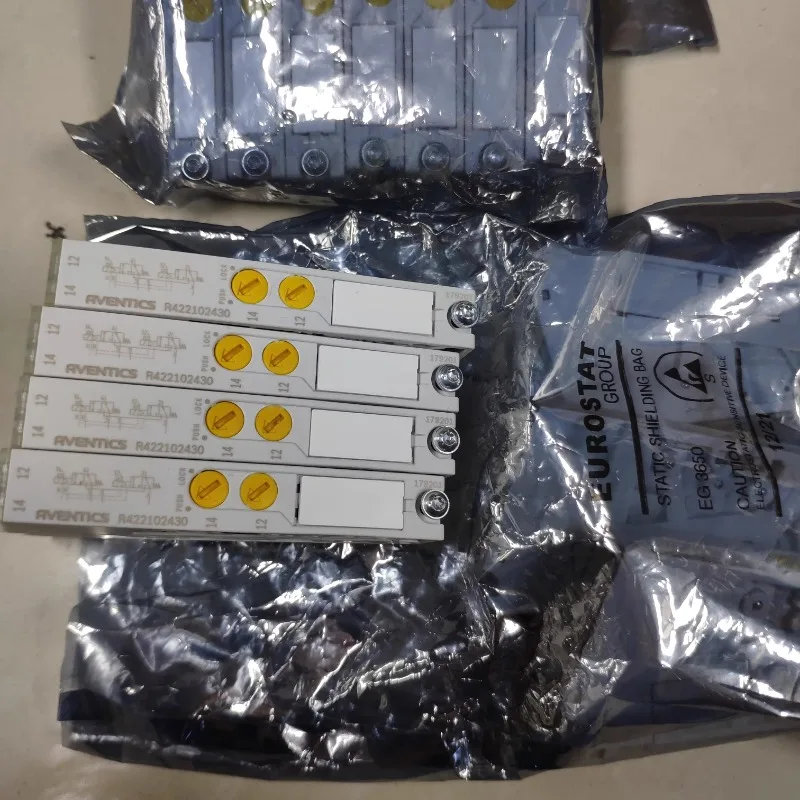 1 PZ AVEENTICS, valvola AV03 R 422102430 , R 422102433   connettore R 422002555