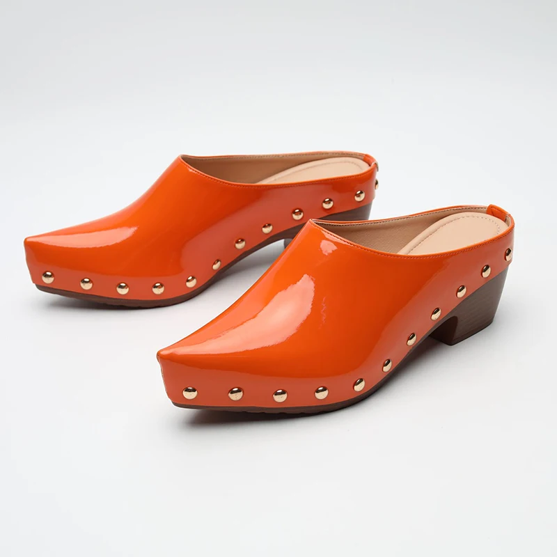 Neue Damen-Halbslipper mit Nietendetail, modische quadratische Zehenpartie und dicker Absatz, Mules aus Lackleder für den Außenbereich.