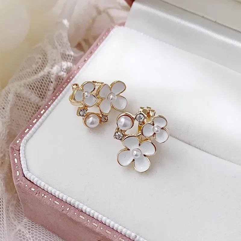 Temperament Forest Flower Pearl Clip on Earrings 2023 Small White Flower Clip Earrings Without Piercing for Women Party Jewelry