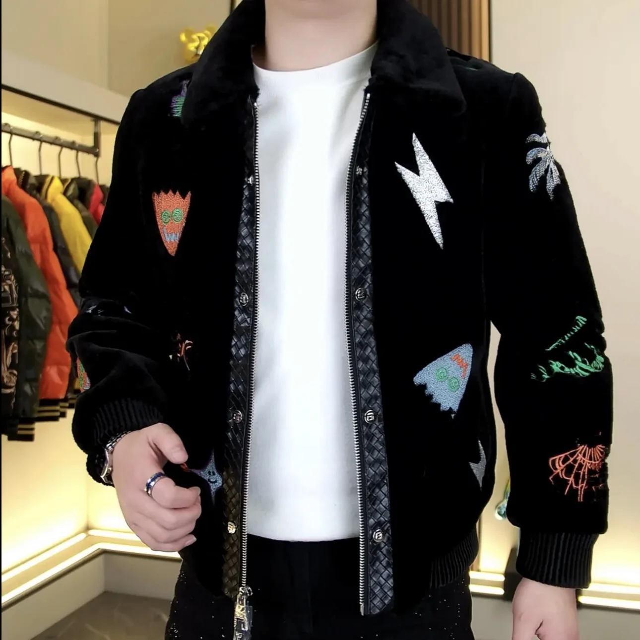 

Ele Мужская зимняя куртка Faionable Slim Fit с вышитым воротником из ягненка и воротником-стойкой Верхняя одежда Модная молодежная одежда из полиэфирного волокна