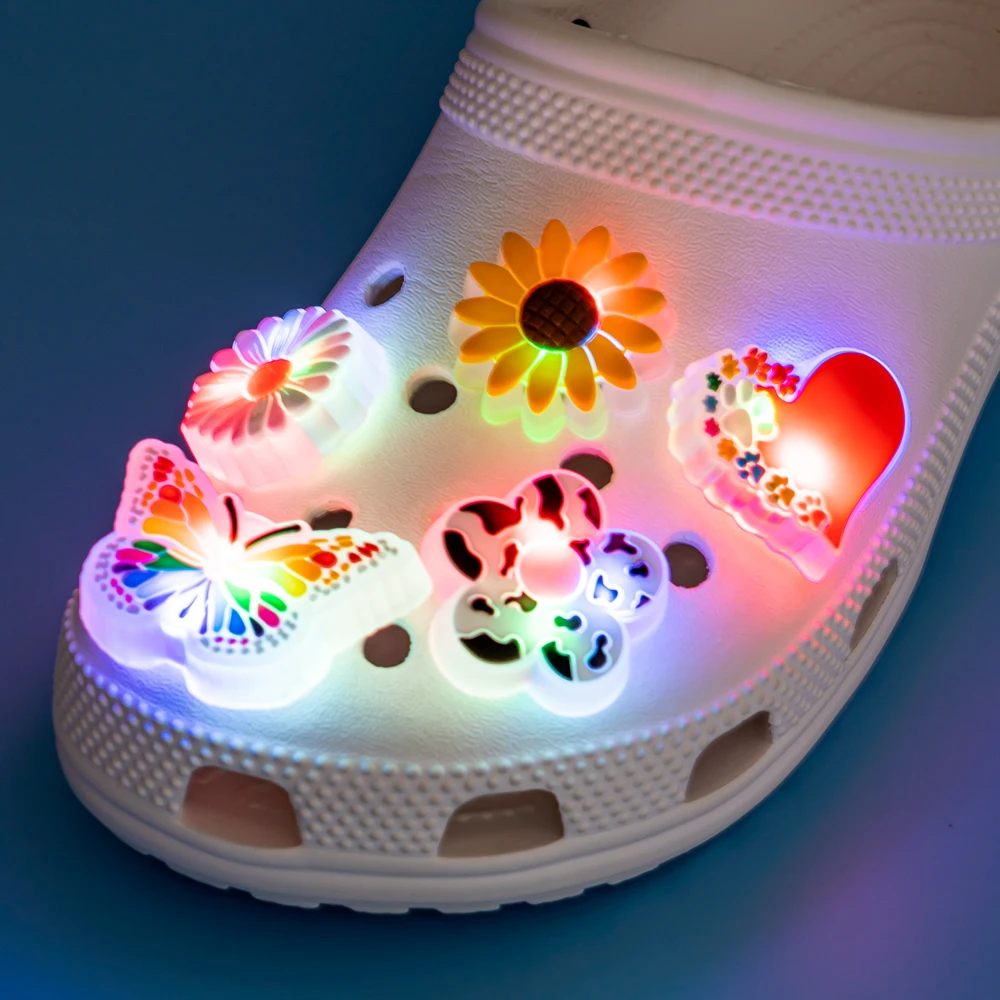 1 Stück LED-Schuhanhänger, Fußball-Gamepad, leuchtend, beleuchtete Schuhdekorationen, Zubehör, Sonnenblumen-Schmetterling, LED-Pins für Frauen und Mädchen – Detail 11