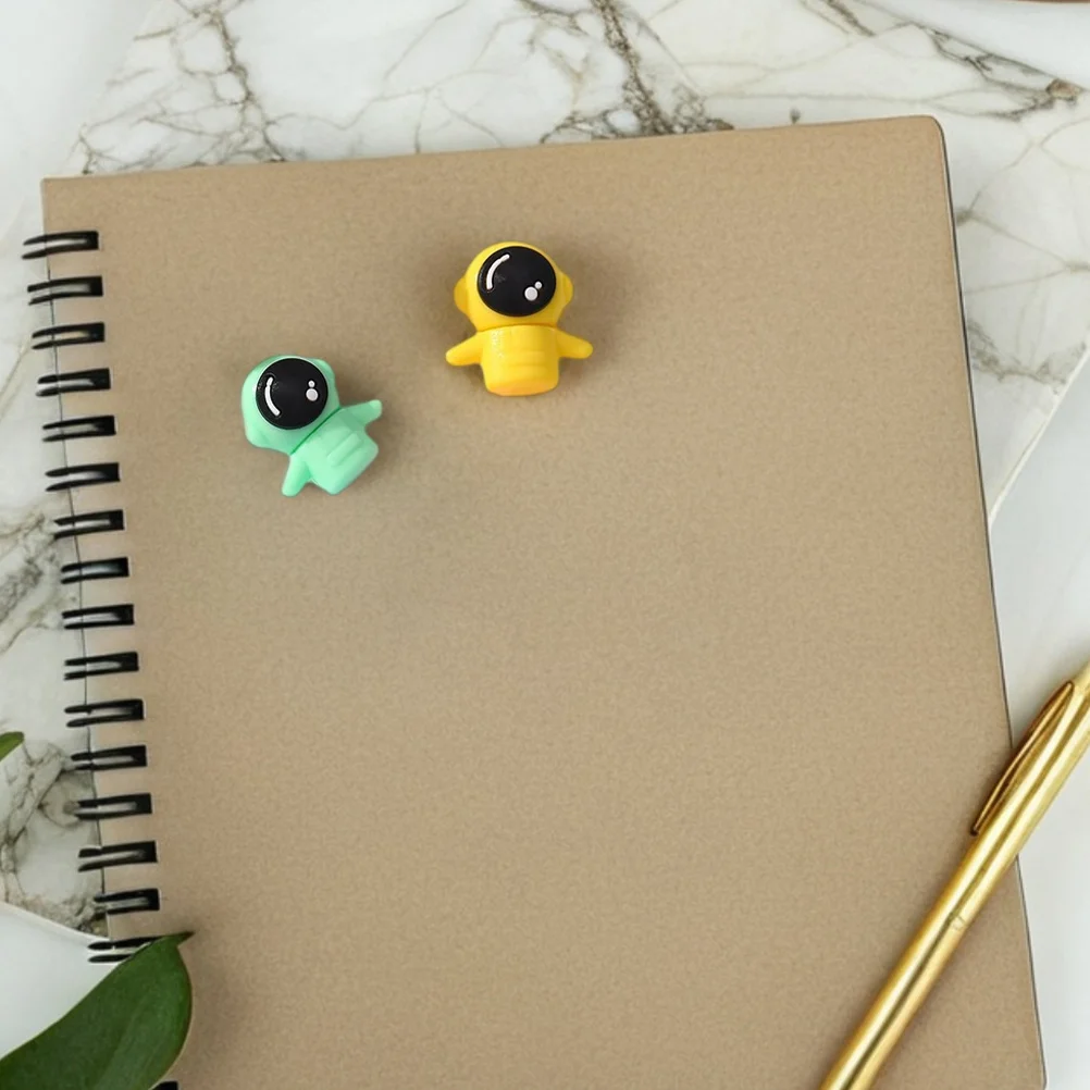 ชุดยางลบนักบินอวกาศจิ๋วน่ารัก 20 ชิ้น เหมาะสำหรับเป็นของขวัญวันหยุด ของสะสมเครื่องเขียน ของขวัญสุดพิเศษ พกพาสะดวกสำหรับใส่กระเป๋าเรียน