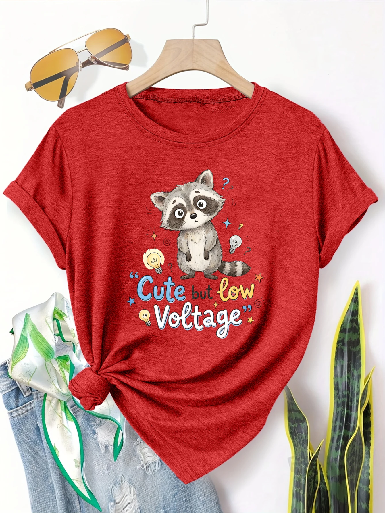 

Женская футболка больших размеров с коротким рукавом Cute But Low Voltage Raccoon. Удобная и универсальная модель для повседневной носки, летний стиль.