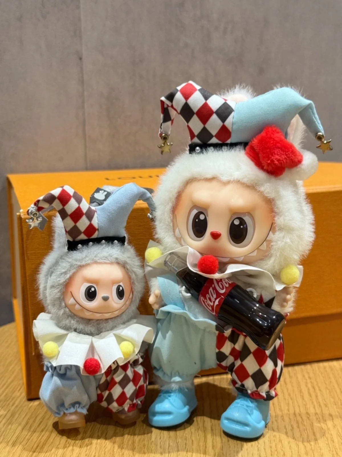 

100% подлинный комплект одежды циркового клоуна Labubu 4,0 с паролем в форме сердца, мини-версия, одежда для коллекции кукол в слепой коробке