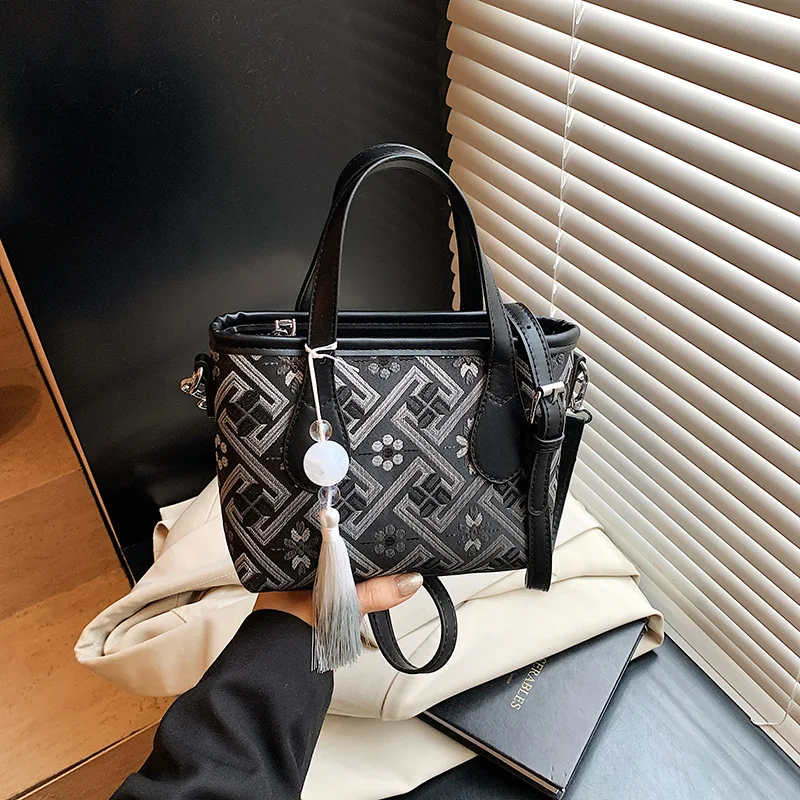 

Women's Chinese Style Bucket Bag - Trendy New Oriental Design, Versatile Handheld Shoulder Crossbody Bag (Cotton Linen)