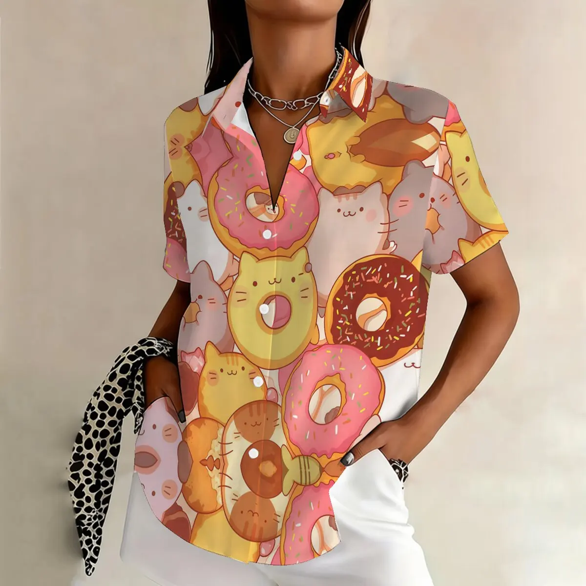

Простая летняя женская рубашка больших размеров с принтом в виде мультяшного кота и пончика, с короткими рукавами и лацканами, повседневная модная универсальная блузка на каждый день
