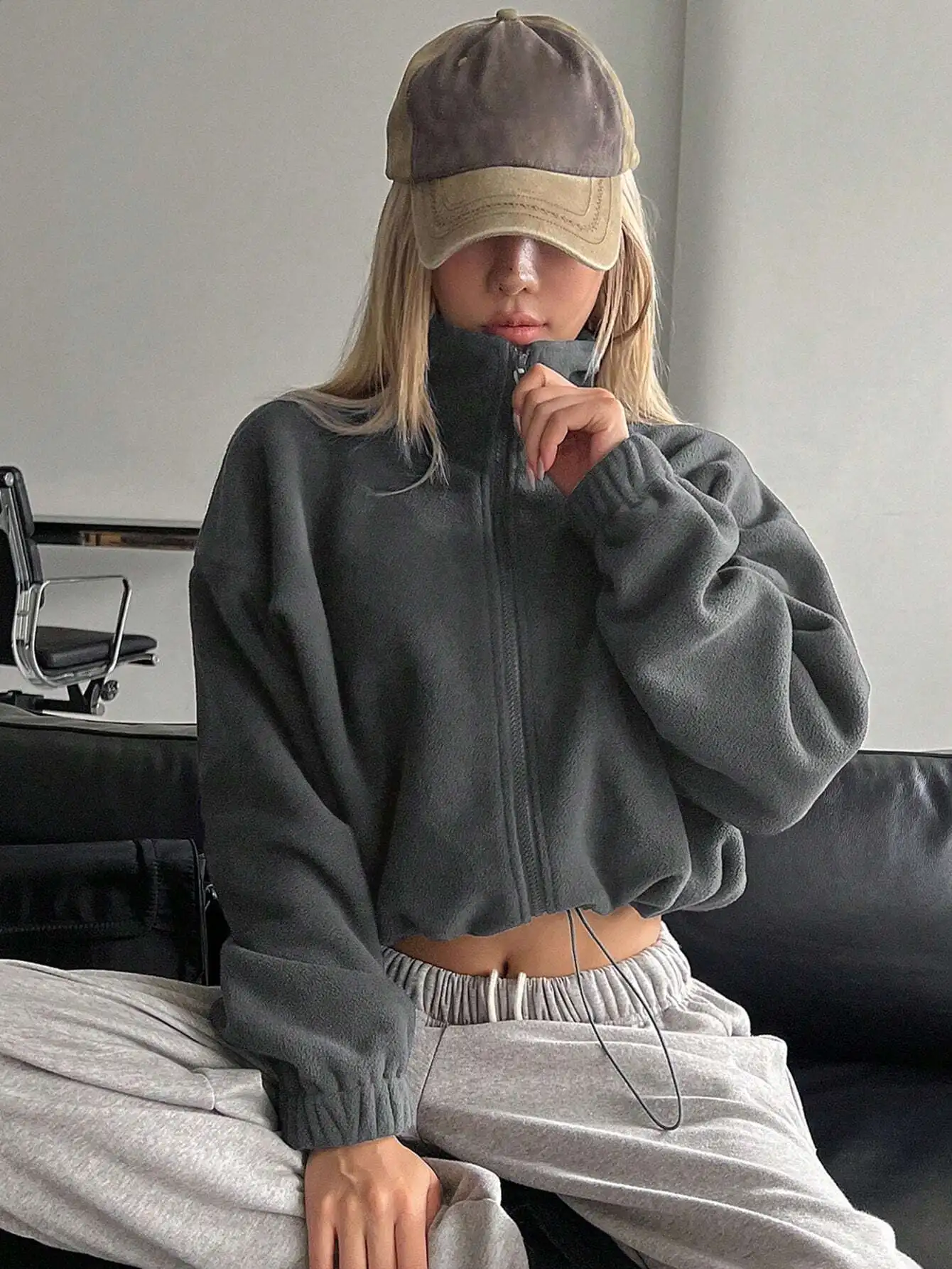 

Женская укороченная флисовая куртка на молнии, однотонная серая, со спущенным плечом и утягивающимся поясом