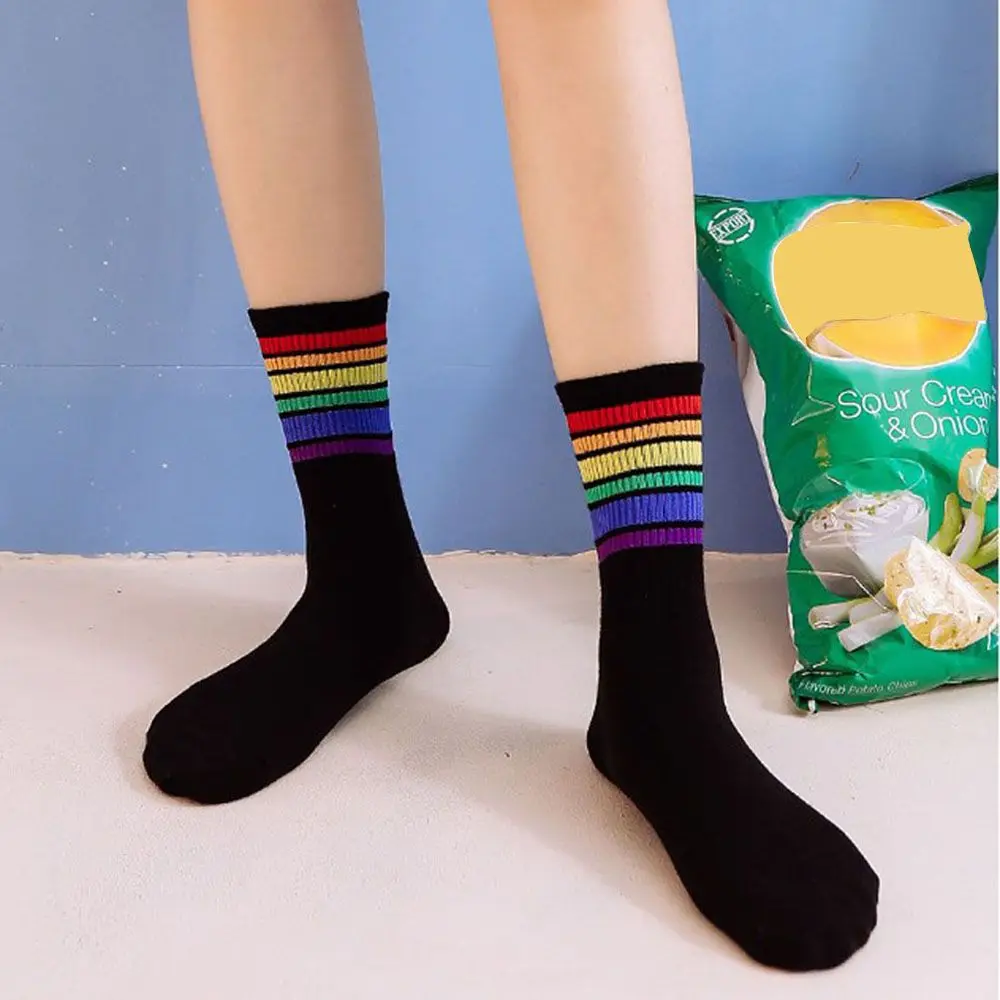 Sport Trendy Gestreifte Frauen Streetwear Regenbogen Baumwolle Socken Frauen Socken Rohr Socke Mittelrohr