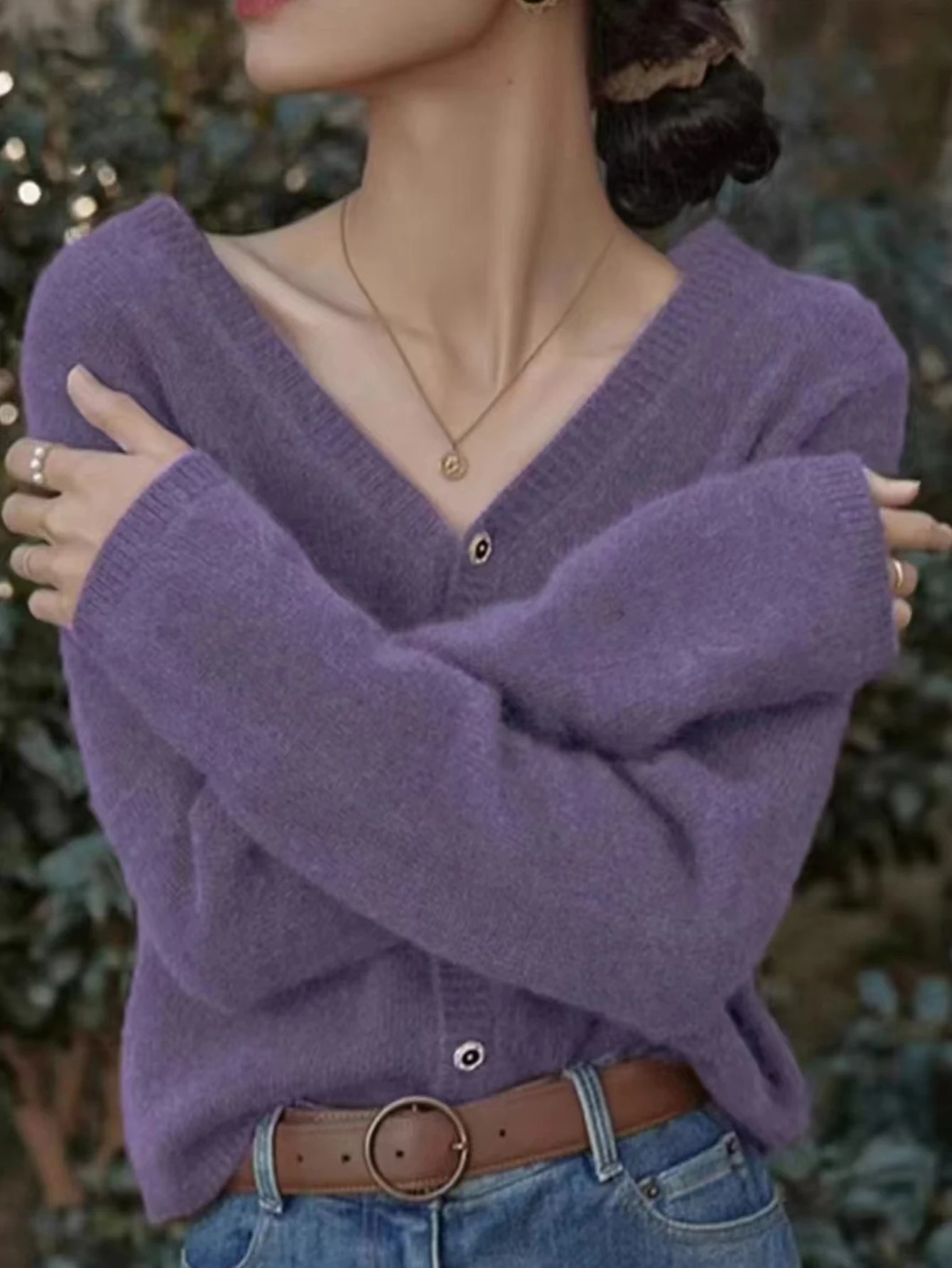 Damski sweter rozpinany z okrągłym dekoltem, dzianina, dopasowany krój, długi rękaw, prosty krój, bez ozdób.