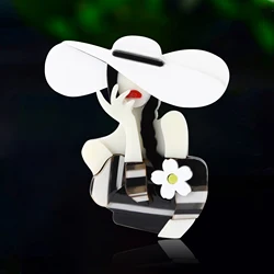 Acryl Witte Bloem Miss Broches voor Vrouwen Unisex Bloem Karakter Pins Event Party Rugzak Decoratie Kleding Accessoires