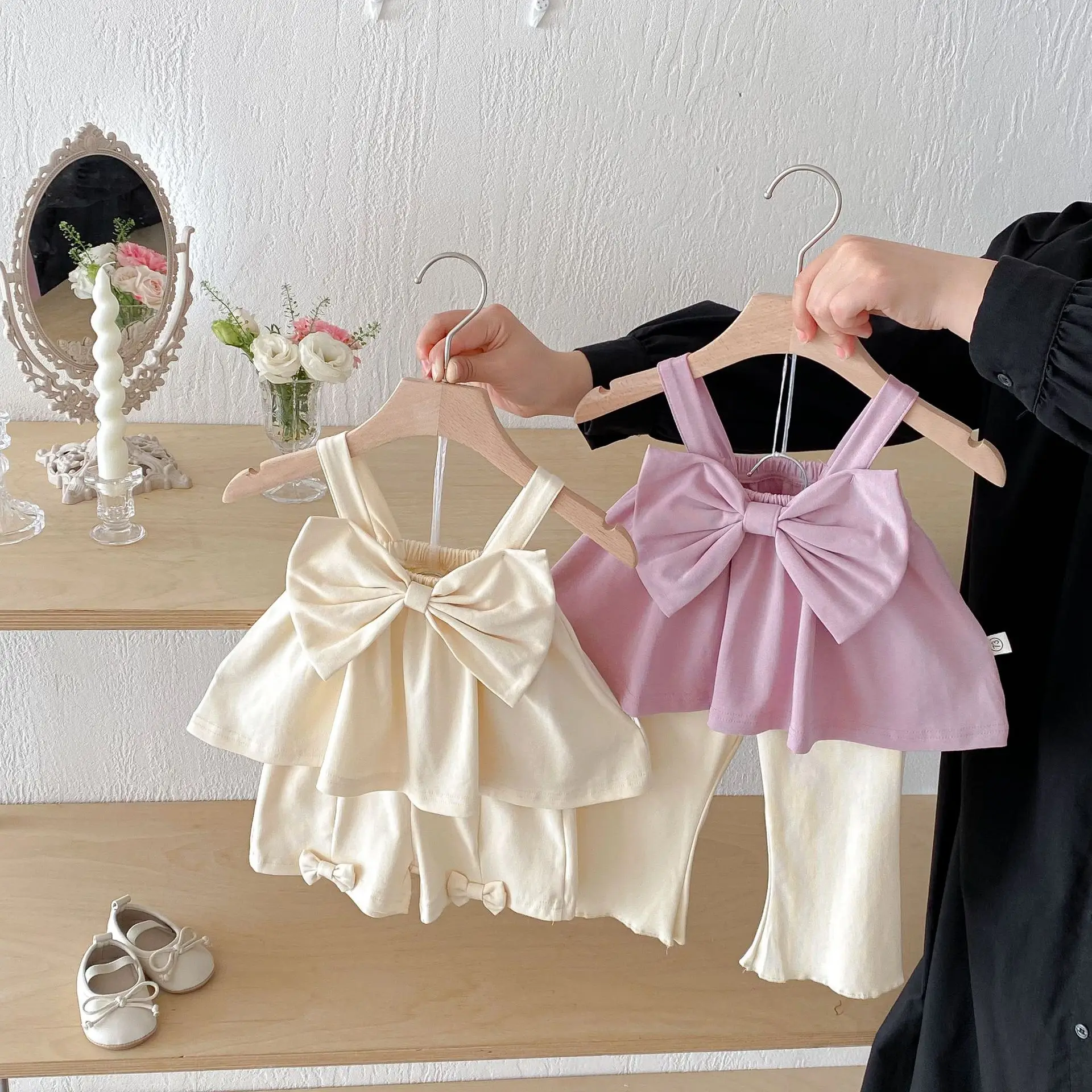 

Комплекты одежды для маленьких девочек 0-3 лет, новинка 2023 года, лето, топы на бретельках с большим бантом для маленьких девочек + штаны, костюмы из 2 предметов, хлопковая одежда для маленьких девочек