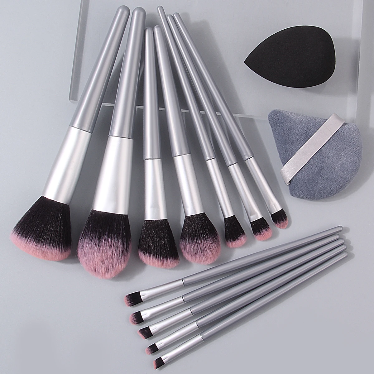 12개의 부드러운 모의 메이크업 브러쉬 세트는 뷰티 에그와 삼각형 파우더 퍼프와 짝을 이루며 초보자에게 매우 유용합니다.