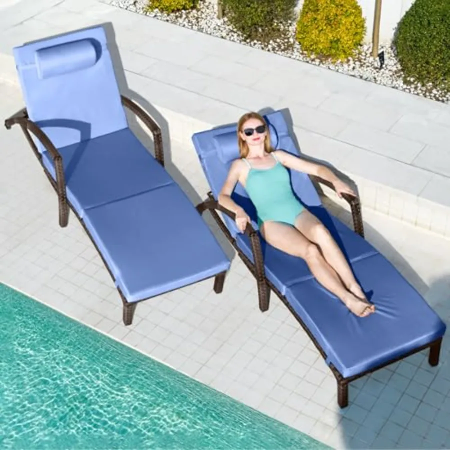 

Комплект из 2 уличных плетеных шезлонгов с регулируемой спинкой, подстаканником и толстыми подушками бежевого цвета для комфортного отдыха у бассейна