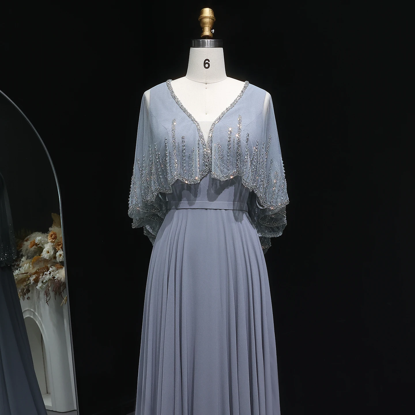 シャロンはエレガントなグレーのプリーツイブニングドレスとクリスタルケープスリーブショート女性のウェディングパーティードレスSF327カスタマイズされました