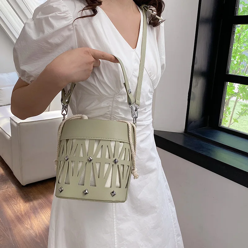 Bolso de hombro de PU hueco de diseño Popular de este año para mujer, bolso de mensajero portátil, bolsos de cubo, versión coreana de moda pura de verano