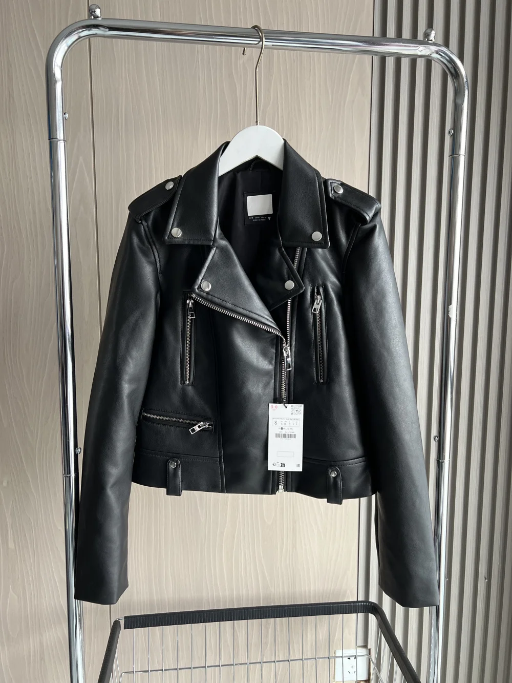 Faux leather biker jacket The new spring 2024 traf lapel epaulet zipper adorn a cool black faux leather jacket for women