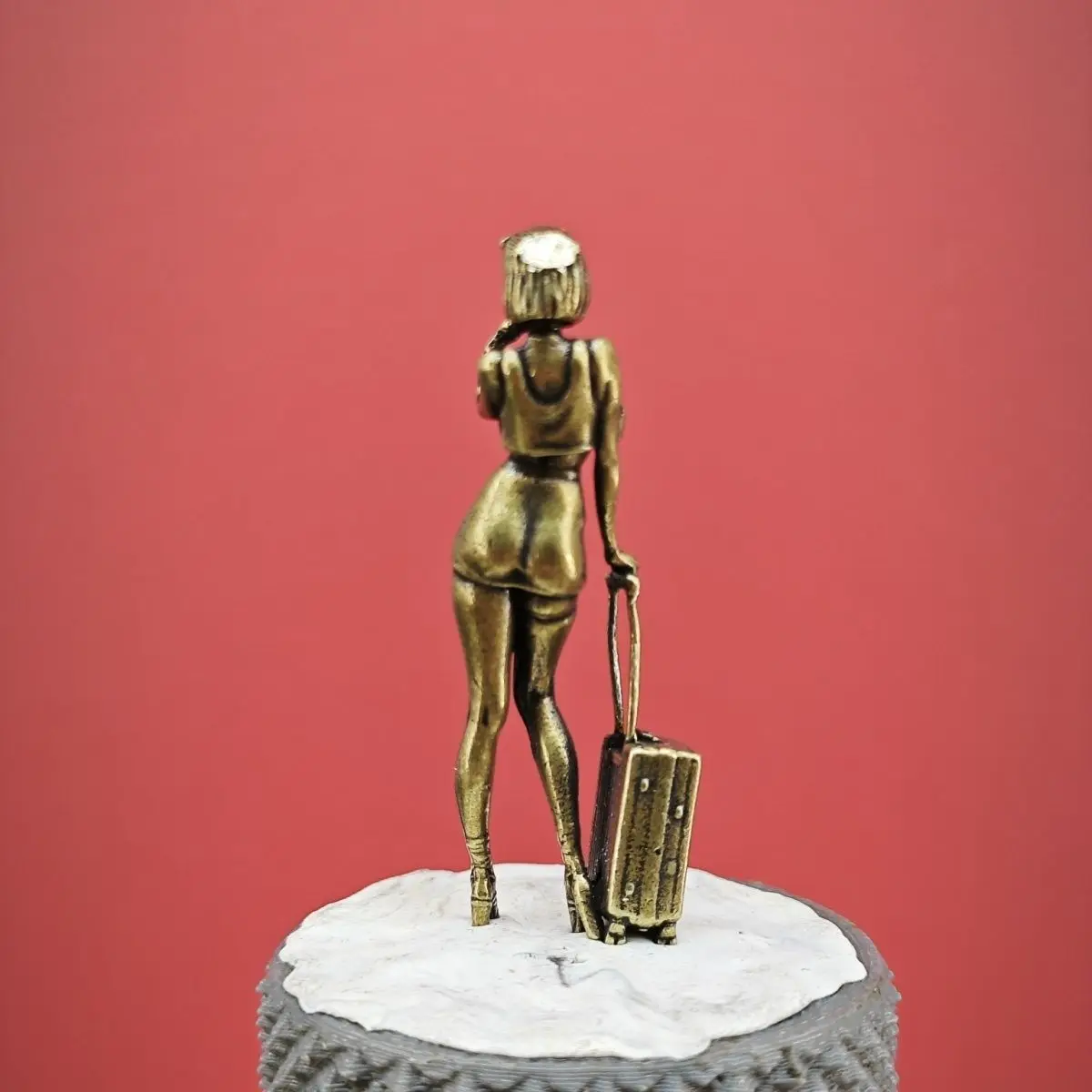 

Латунная статуэтка