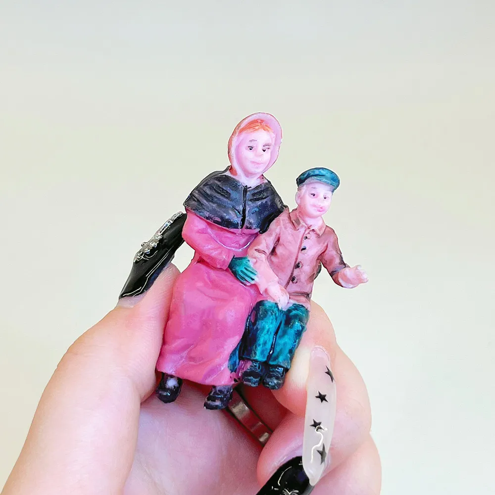 Victorian Resin Sitting Mini Figures Hand Painted Passenger Figurines for Christmas Village Train Layout Diorama Decor