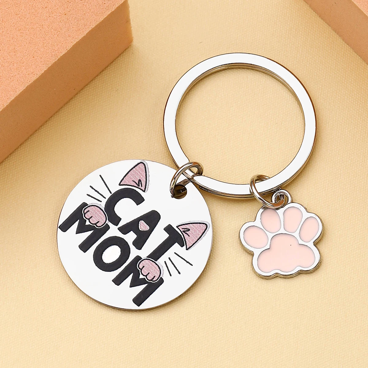 Cat Mom Keychain Gift - Ideal for Mother\'s Day, Christmas, Thanksgiving, and any holiday, perfect for giving to friends