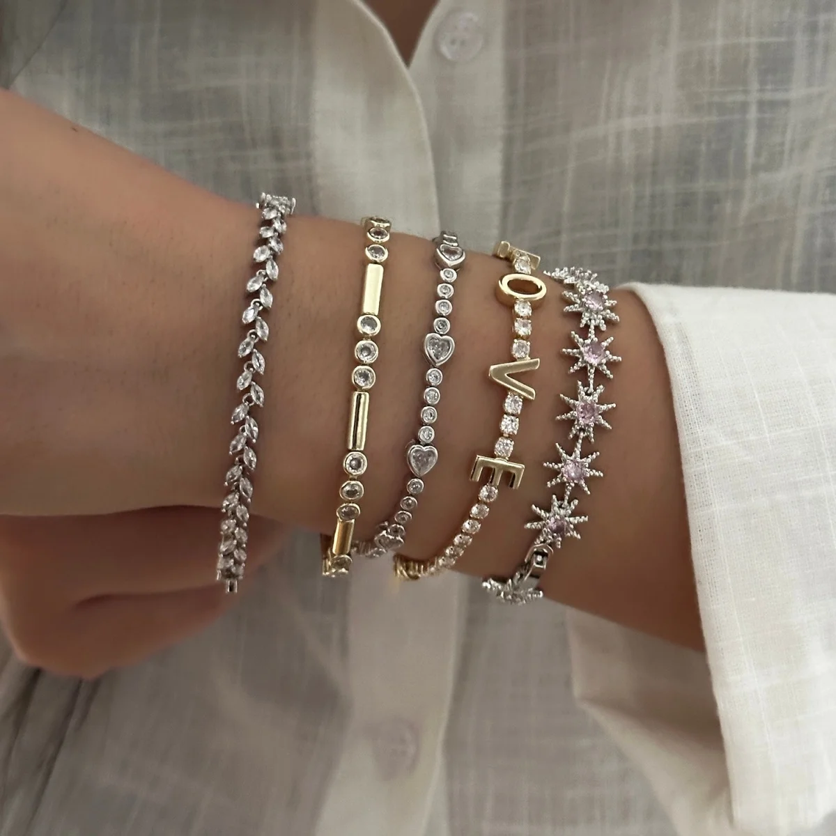 Exquisite glänzende Zirkon-Armbänder mit runden, herzförmigen, quadratischen, Weizenblatt- und Sternen-Elementen für Damen und Herren, schlichte Sonnen- und LOVE-Buchstaben-Armreifen, Schmuck. – Detail 16