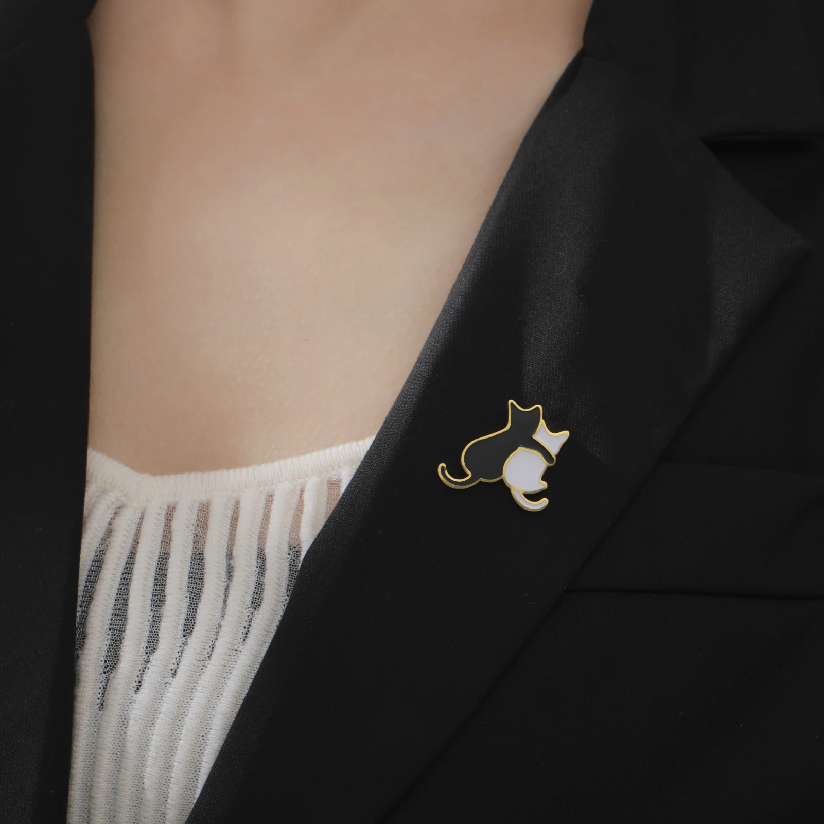 Skyrim القط الكلب أسود أبيض المينا بروش للنساء الرجال الفولاذ المقاوم للصدأ التلبيب دبوس الحيوانات الأليفة قميص دعوى شارة اكسسوارات هدية #3