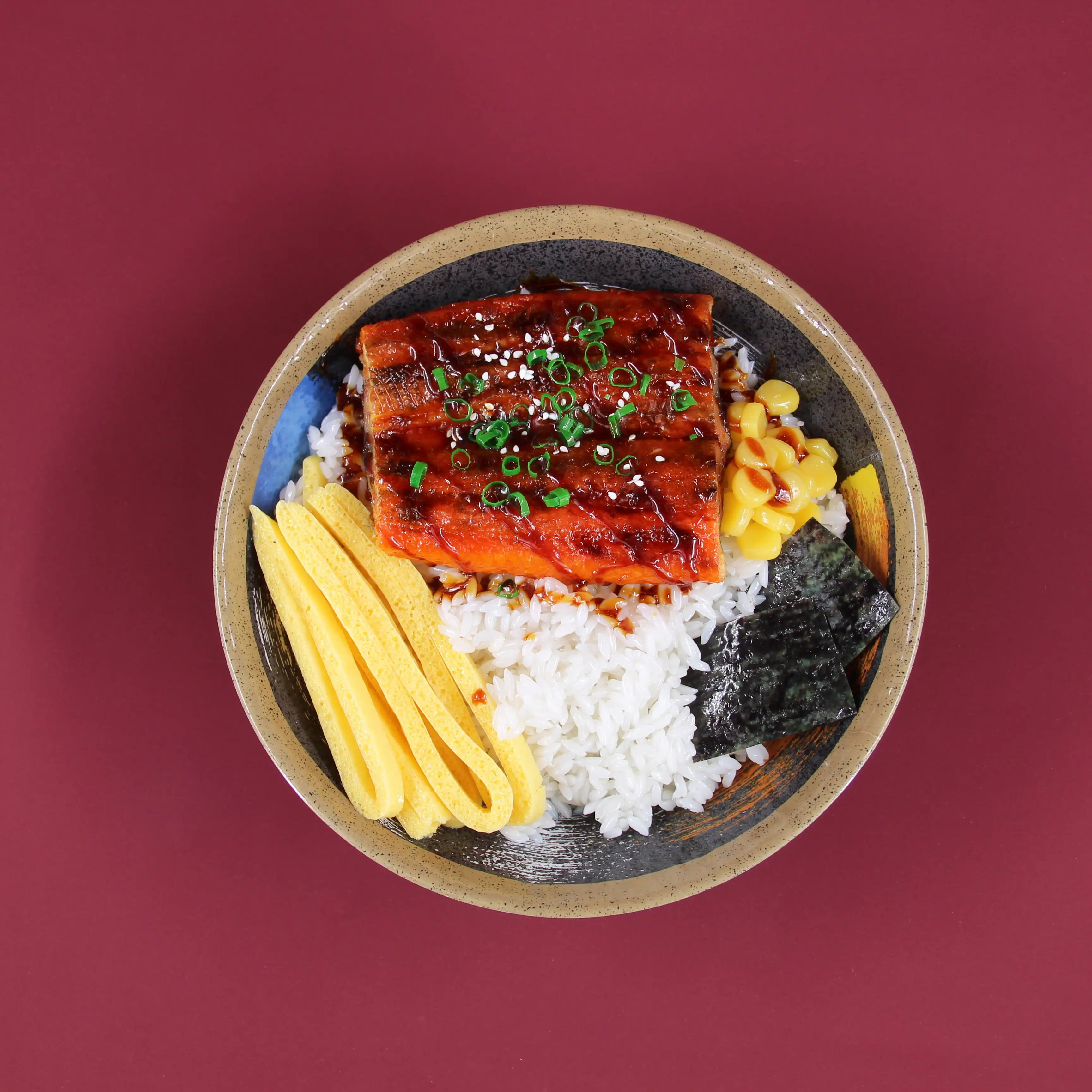 Anguila a la parrilla japonesa falsa realista sobre exhibición de arroz para sesión de fotos, muestra de comida, decoración de Hotel, accesorios de fotografía, tamaño 1:1