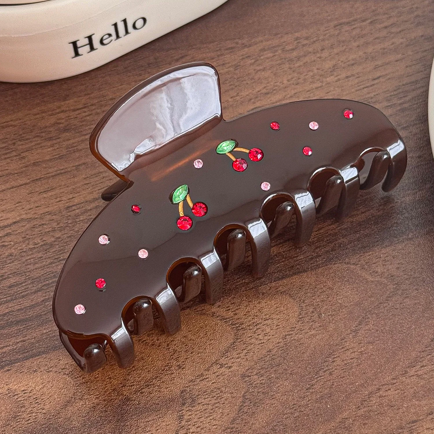 กิ๊บติดผมแฟชั่นใหม่ปี 2025 สำหรับสาวหวาน กิ๊บติดผมรูปเชอร์รี่ประดับเพชรแดง อุปกรณ์เสริมกิ๊บติดผมลายตารางสี กิ๊บหนีบผมทรงฉลามสุดหรูสำหรับผู้หญิง