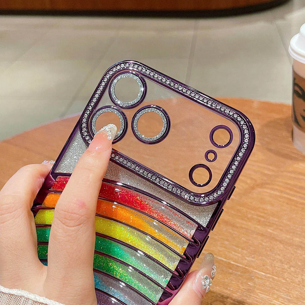 เคสเคลือบกลิตเตอร์สำหรับ iPhone 17 16 14 12 13 11 15 Pro Max พร้อมตัวป้องกันเลนส์กล้องแบบเพชร สีรุ้งเคลื่อนไหวได้ เคสนิ่ม