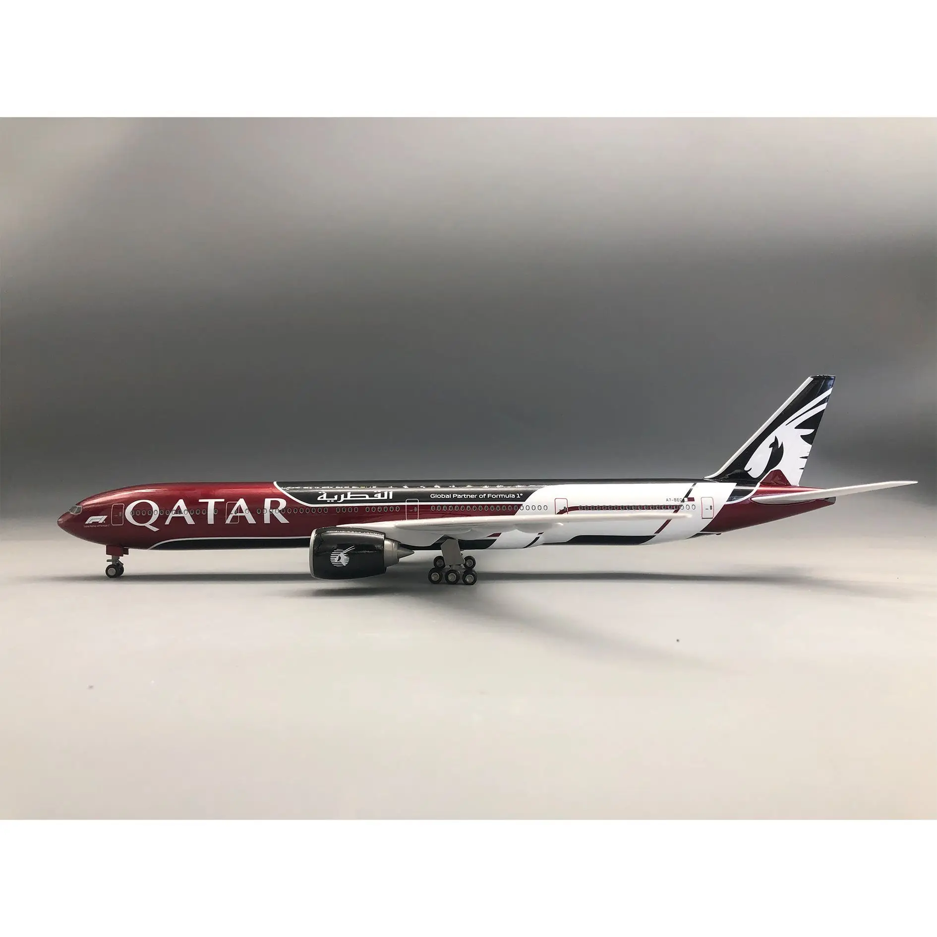 Diecast Resin plane Model Qatar B777-300 1/150 scale plane with Stand for Aviation Enthusiasts Gifts or Display Decorations