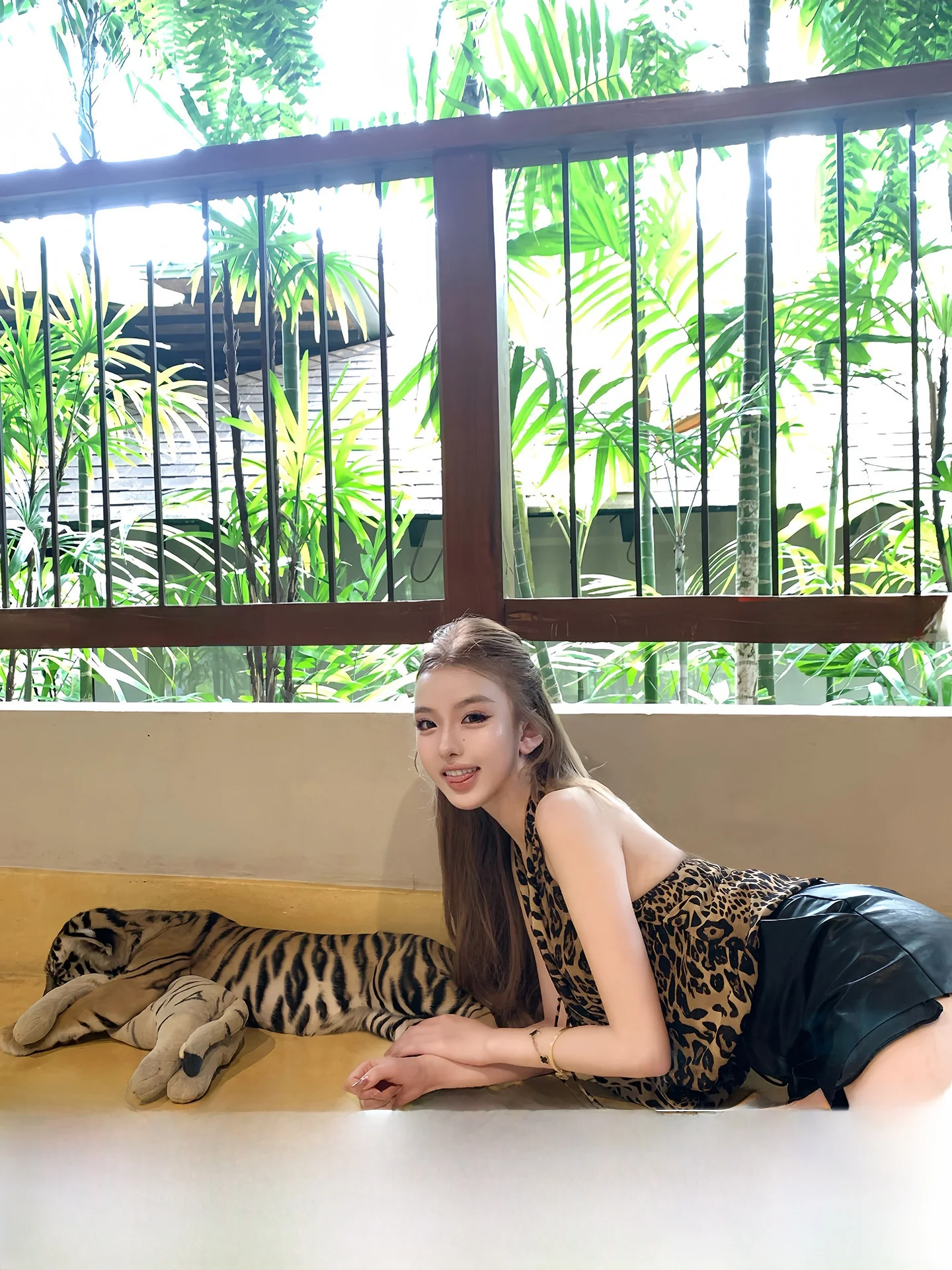 

Spicy Girl Leopard Print V-neck Hanging Neck Twist Short Top Women's Fashion Skin-friendly Breathable Polyester Fiber
