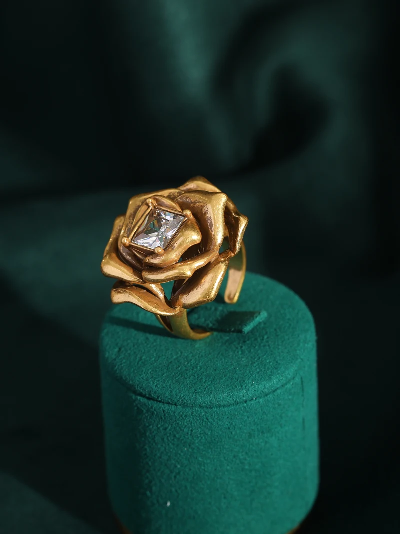 Vintage-Schmuck Antik-Goldfarbene Rosenblüten-Kamelienringe mit Weißem Zirkon Elegant für Damen Accessoires Retro Hochwertig 2026 Hochzeit