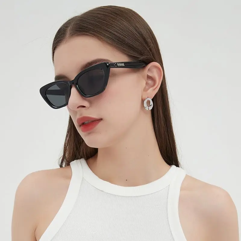 

2024 New Korean Style Fashion Elegant Light Luxury Small Frame Retro Women's Outdoor Sports Travel Party Party Sunglasses