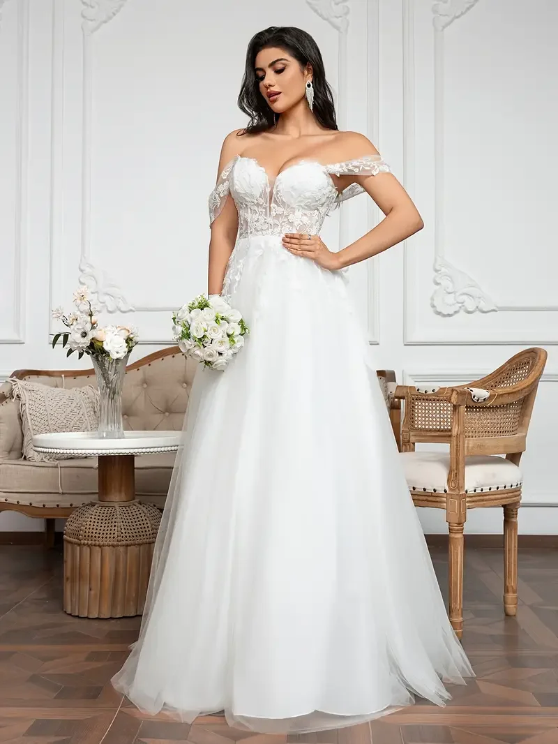 Customized women's large skirt wedding dress with off shoulder white chiffonheart-shaped collar lace decoration backless design