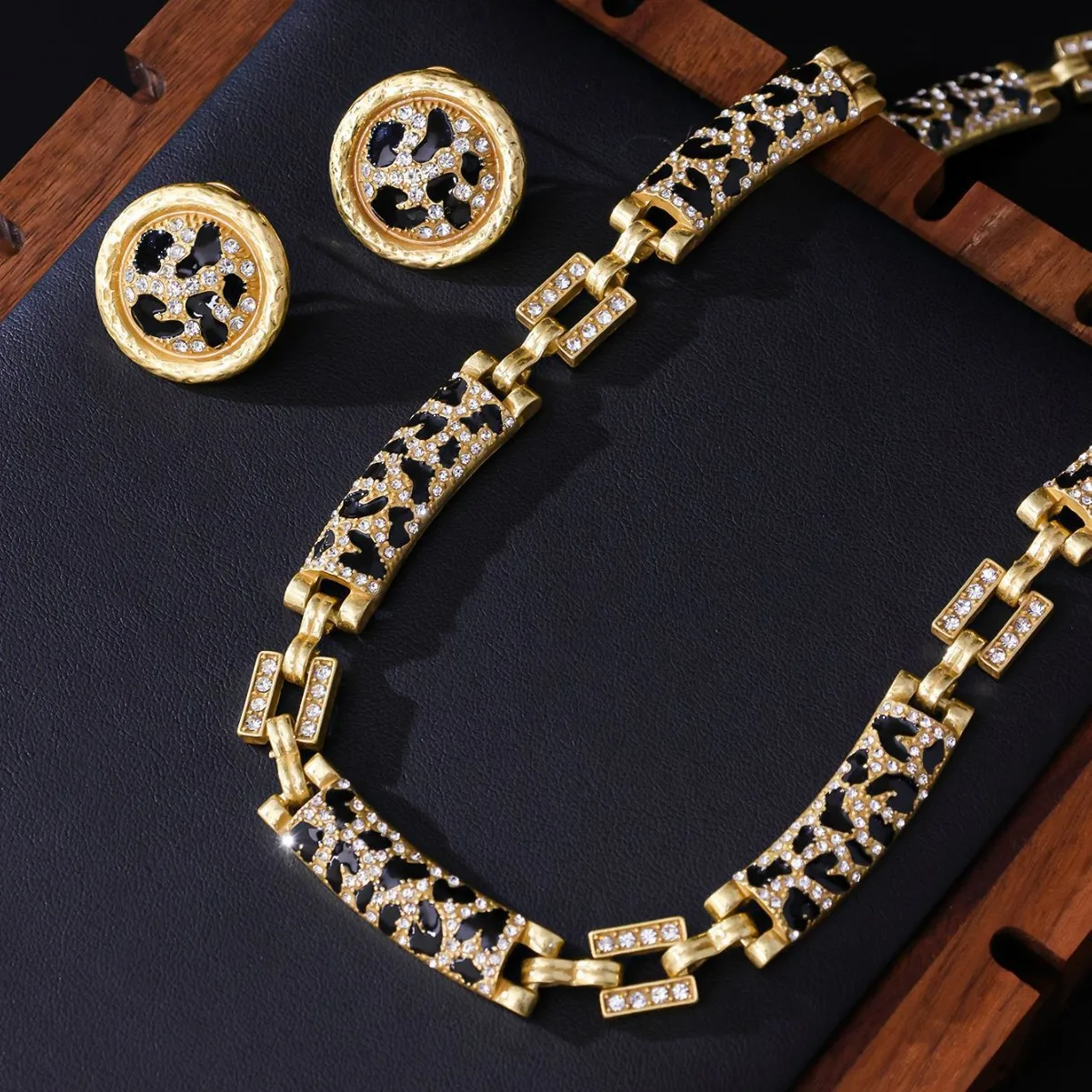 

Retro palace leopard print earrings vintage distressed diamond-encrusted stud earrings