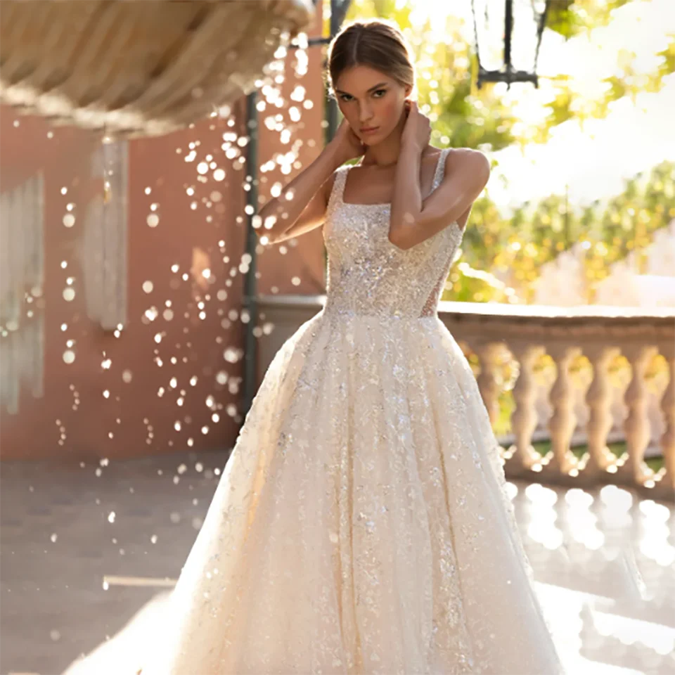 ชุดแต่งงานทรงเอไลน์แบบคอเรือประดับลูกปัดวิบวับสไตล์โรแมนติก ปี 2025 พร้อมระบายช่วงหลังเปิดหลัง กระโปรงยาวแบบคอร์ทเทรน ผ้าทูลล์ สำหรับเจ้าสาว