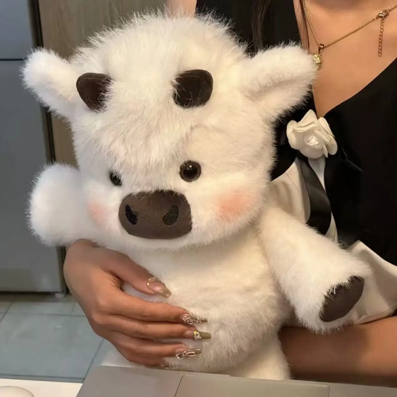 Großhandel Kuschelige Plüschtiere Rinder Hochwertige Flauschige Sitzende Puppe Warmer Kuschelbegleiter für Kinder Weihnachtsgeschenk Heimdekoration Geschenk