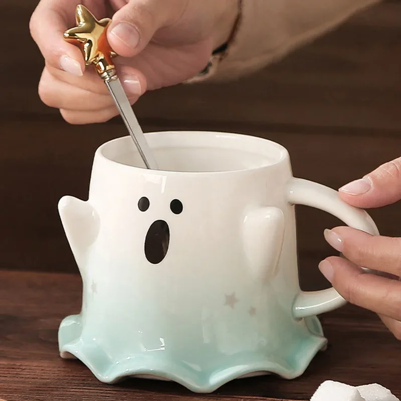 

Керамические кружки на Хэллоуин, креативная кружка с призраком, кофе, молоком и ложкой, чашка для воды для пары, посуда для напитков на Хэллоуин, праздничные подарки, украшение