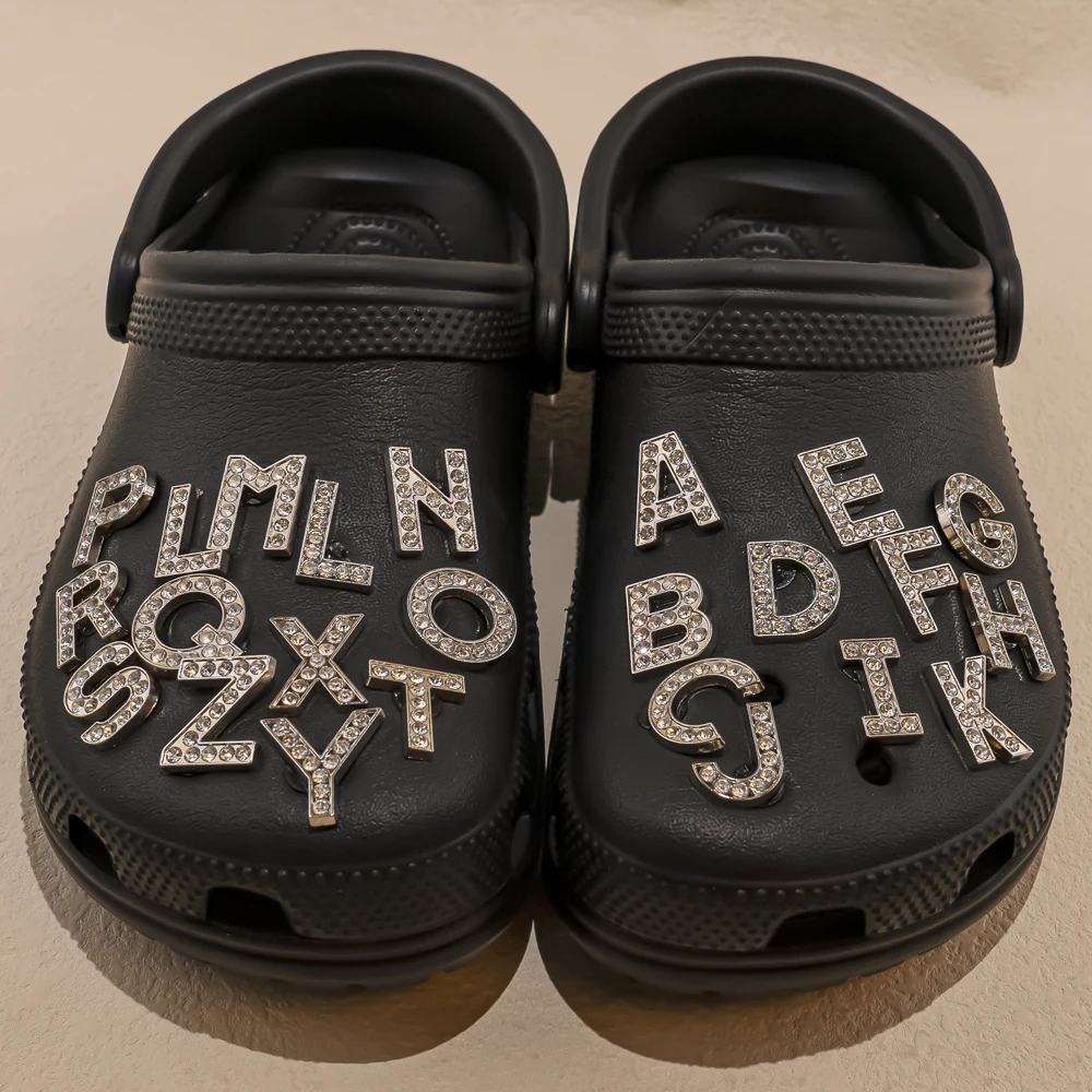 1 Stück silbrige Buchstaben, luxuriöse Schuhanhänger, Alphabet, Schuhdekorationen, Anstecknadeln für Gartensandalen, Frauen und Mädchen, glitzernde Geschenke – Detail 13