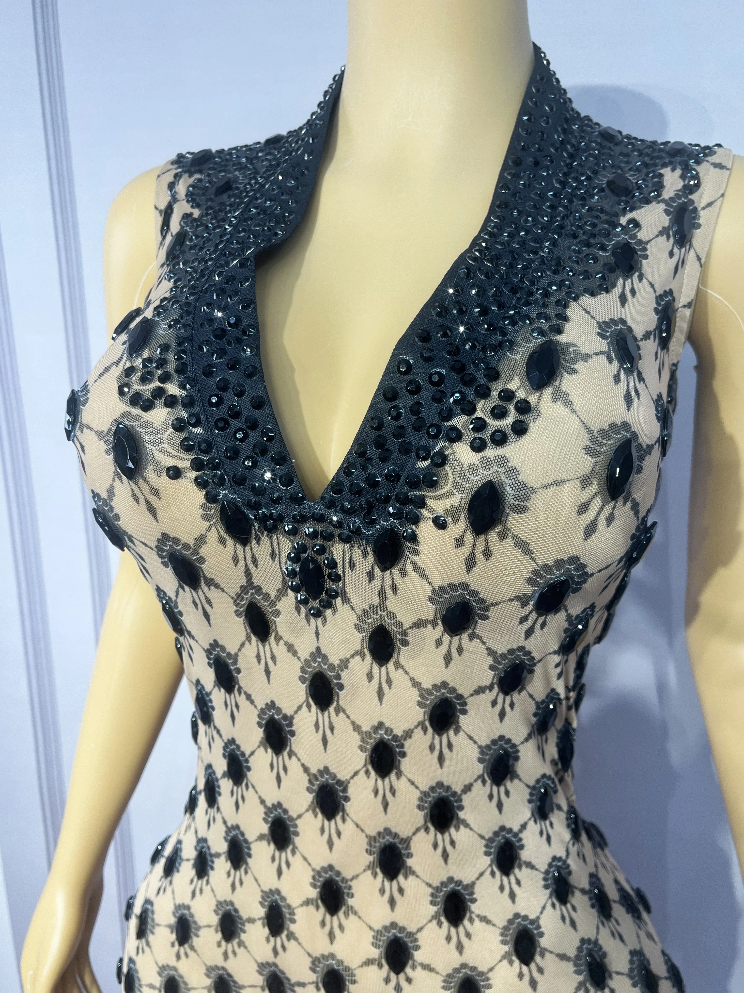 高級デザインの輝く黒のラインストーンヌードメッシュトリムフィットドレス女性イブニングレッドカーペットガウンパフォーマンス衣装Duotianshi