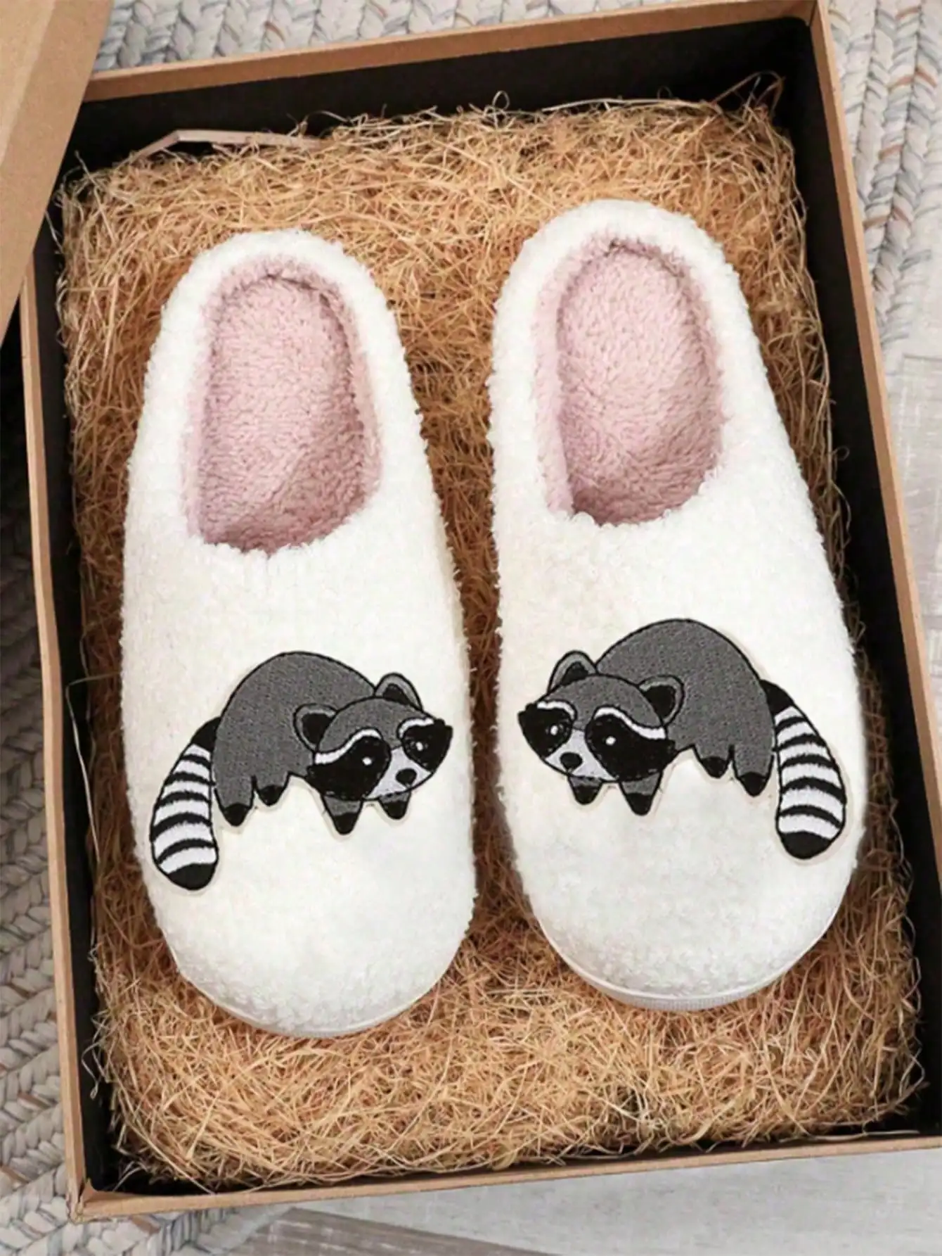 

Ladies' slippers: Animal color-blocking, cute fabric, raccoon decals, fleece, anti-slip woolen slippers. Home, festival, college