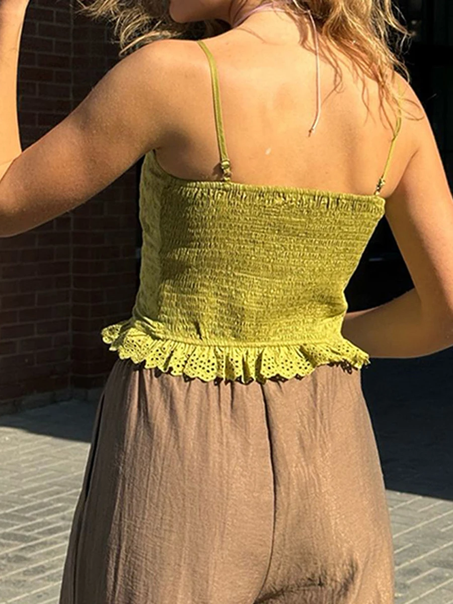 قميص بدون أكمام أنيق من الدانتيل الزهري مع أشرطة سباغيتي قابلة للتعديل وتفاصيل ربطة أمامية لأسلوب الصيف