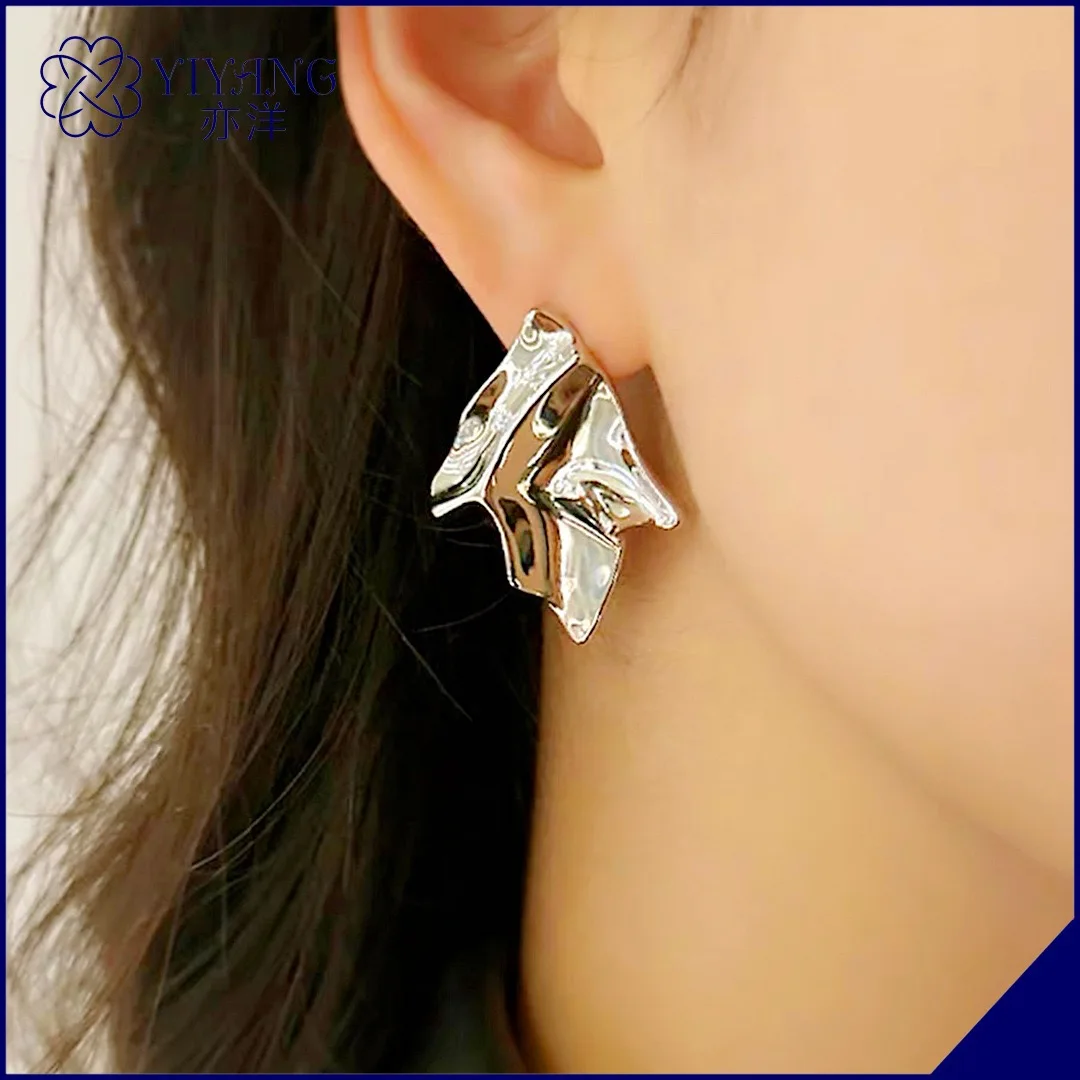 

2024 trendy and well-known fashion brand, men's and women's personalized trend, creative and unplanned pleated earrings fashion