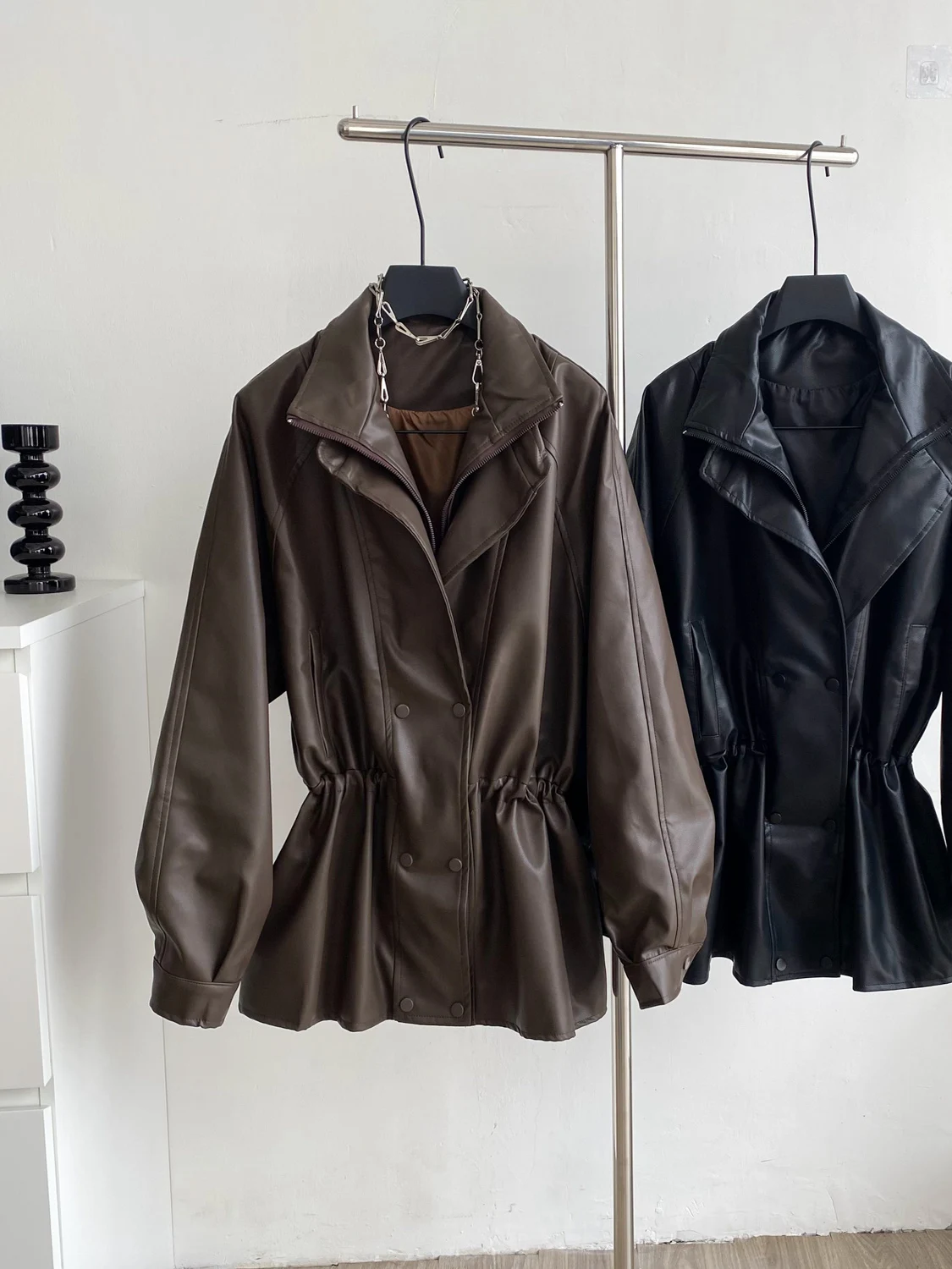 เสื้อแจ็คเก็ตสไตล์เรโทรบริติเชียนสำหรับผู้หญิง รุ่น PU ซิป แนวสตรีท สไตล์สาวเปรี้ยว ความยาวปานกลาง แบบมอเตอร์ไซค์ ป้องกันลม แฟชั่นทันสมัย