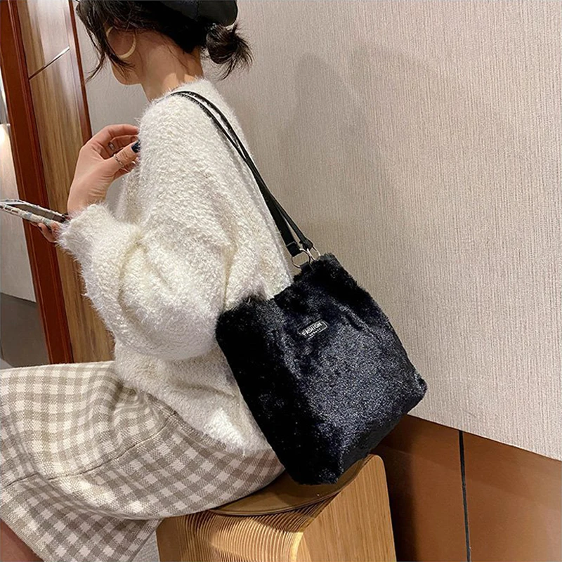 Winter Plush Mini Bag New Leopard Print Lable Shoulder Bucket Bags for Women Hasp Larger Capacity Velvet Shopper Underarm Bag