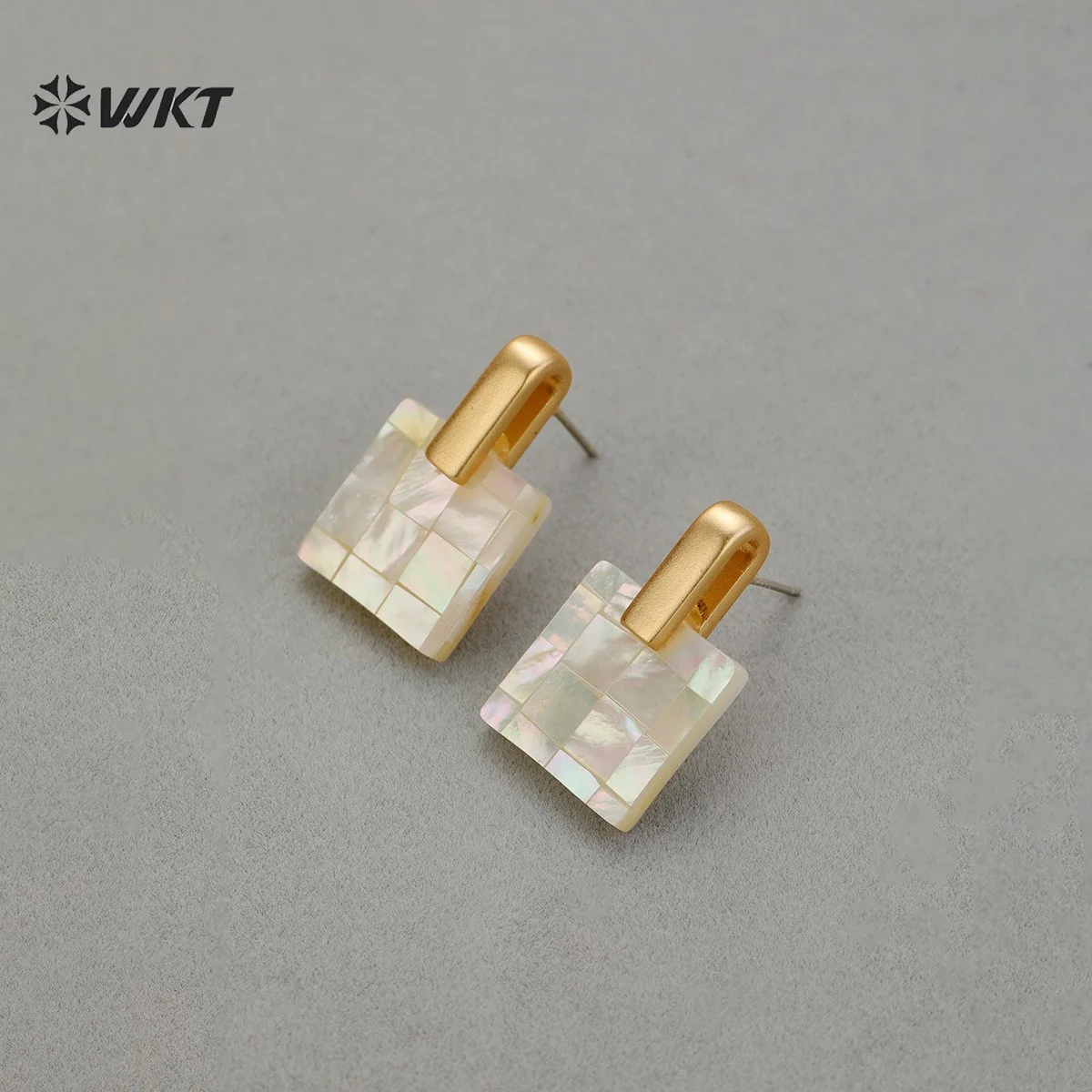 

WT-MPE185 Fashionable Rectangle Shape Mabe Shell Transparent Texture Earring Studs For Women Daily Decorative