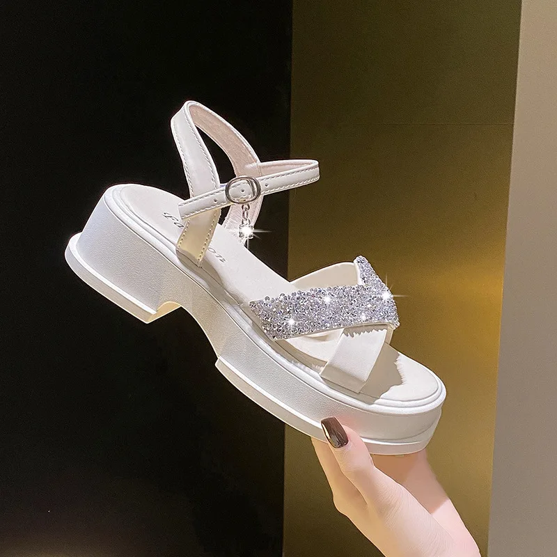 

Thick-soled Sandal Female New Summer Fairy Feng Shui Diamond Buckle Korean Version of Thick-heeled Women Shoes Wholesale.